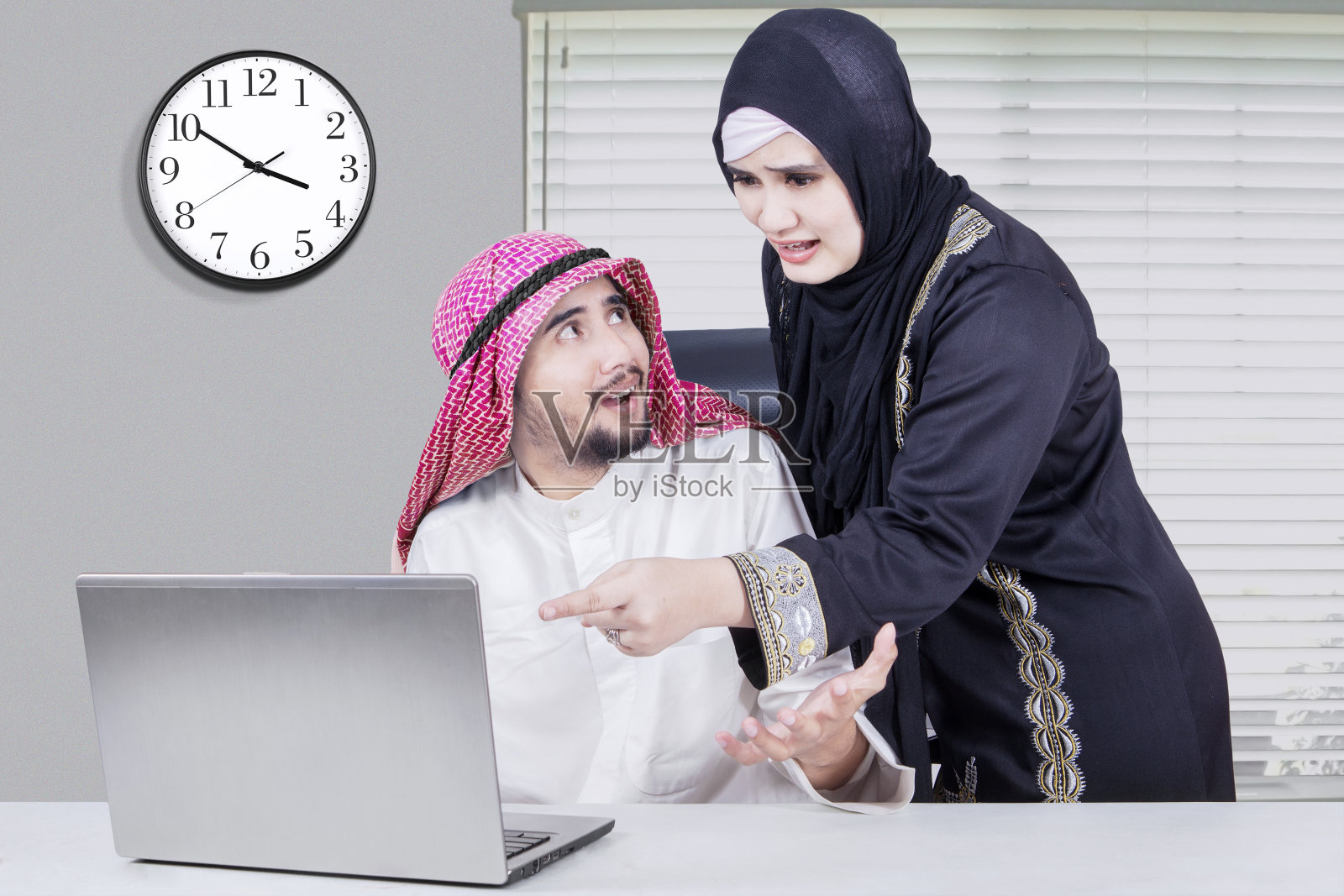 阿拉伯商业团队在办公室争吵照片摄影图片