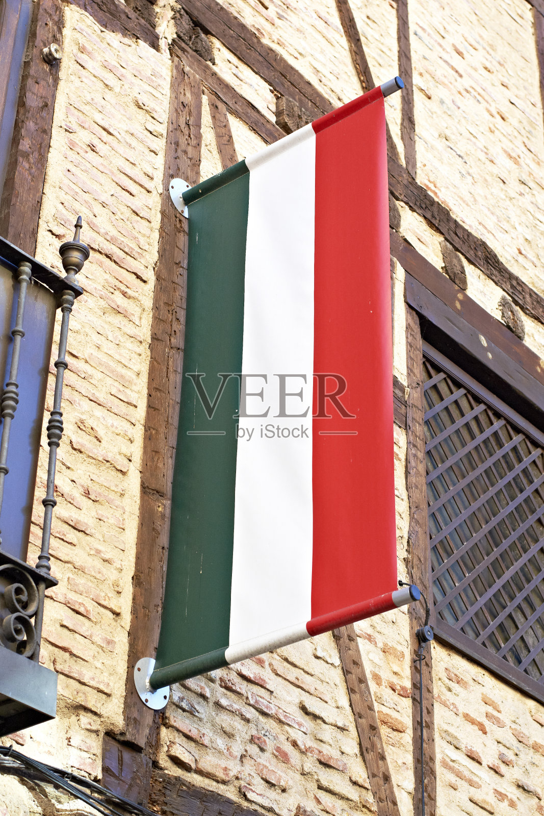 塞戈维亚大街上悬挂着意大利国旗照片摄影图片