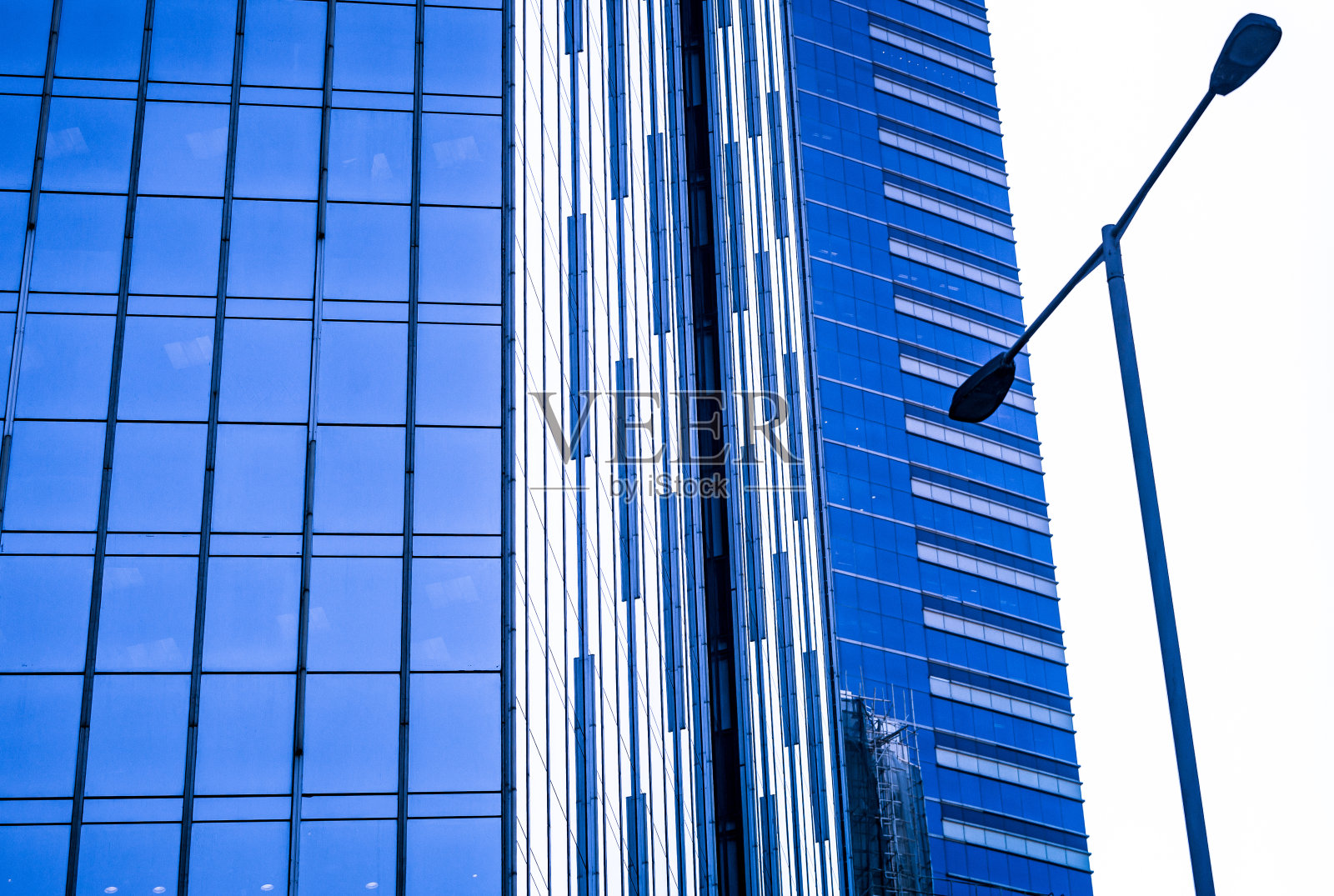 商务大楼的窗户为蓝色照片摄影图片