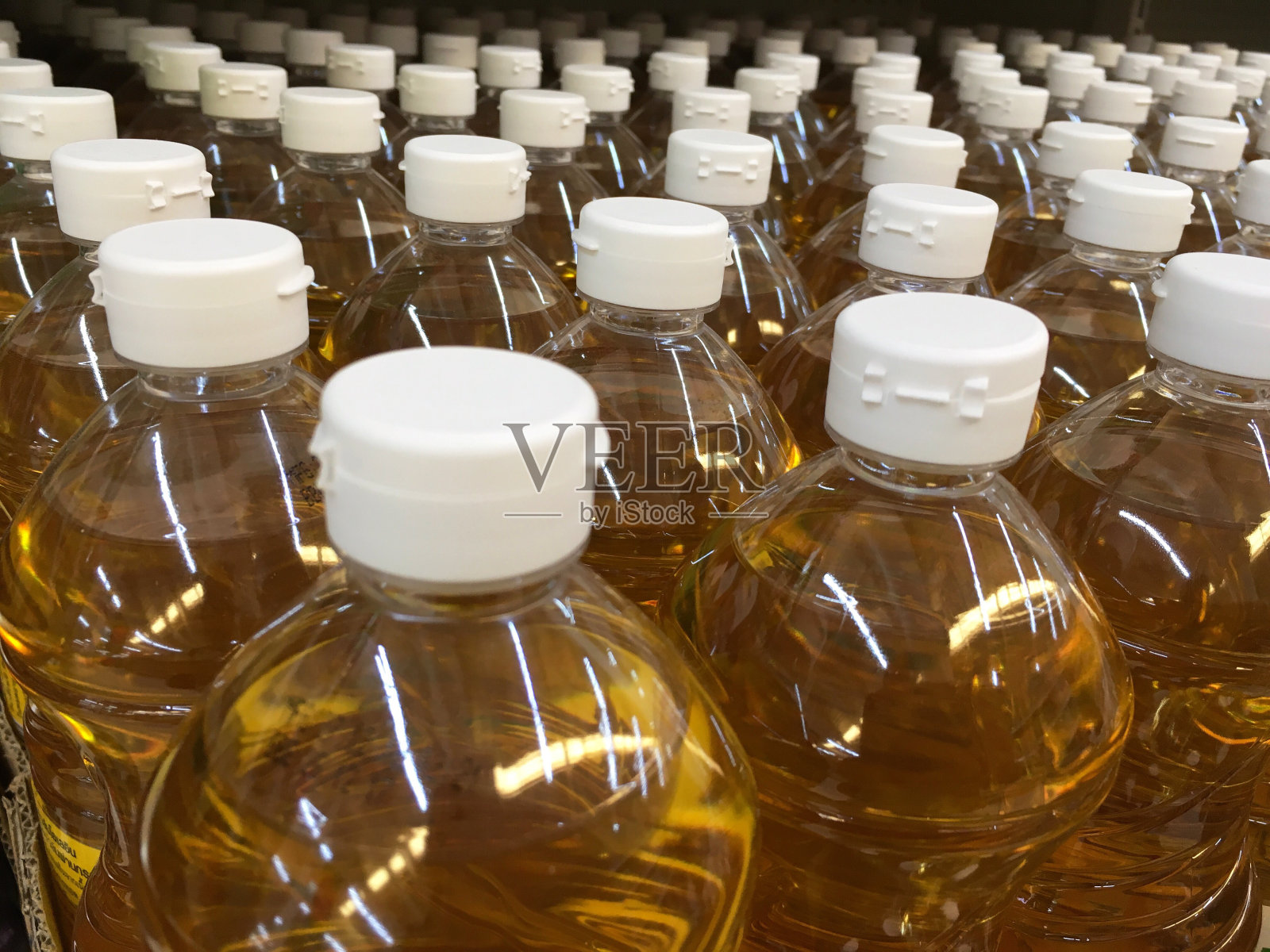在商店背景的塑料瓶蔬菜油照片摄影图片