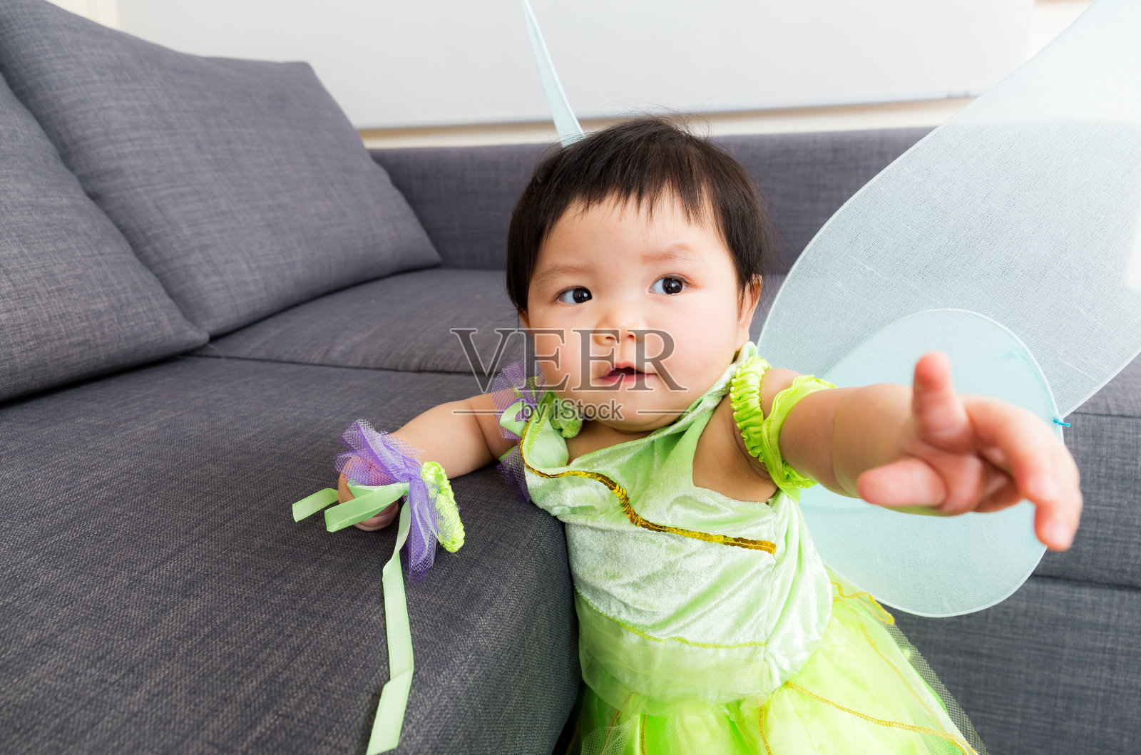 穿着万圣节派对服装的亚洲小女孩照片摄影图片