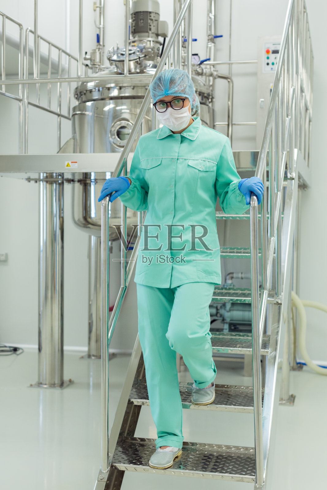 操作员在工厂控制机器工作照片摄影图片