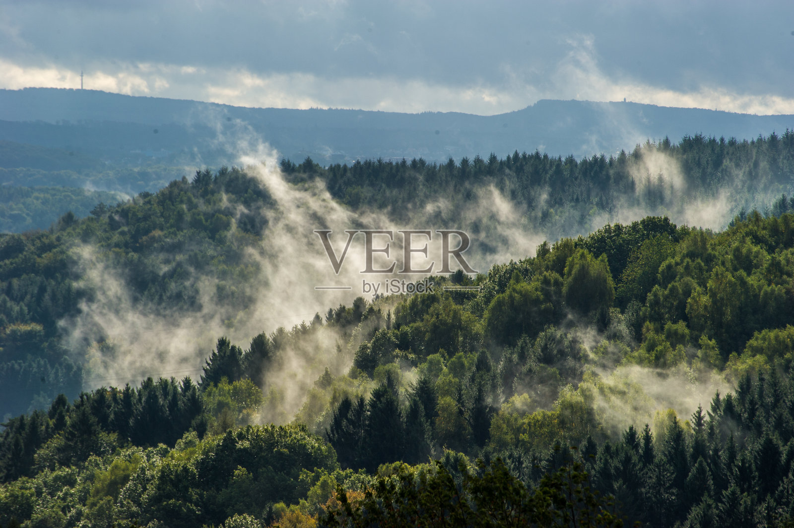 晨雾上升照片摄影图片