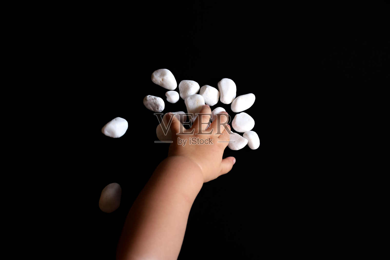 宝宝玩石头照片摄影图片