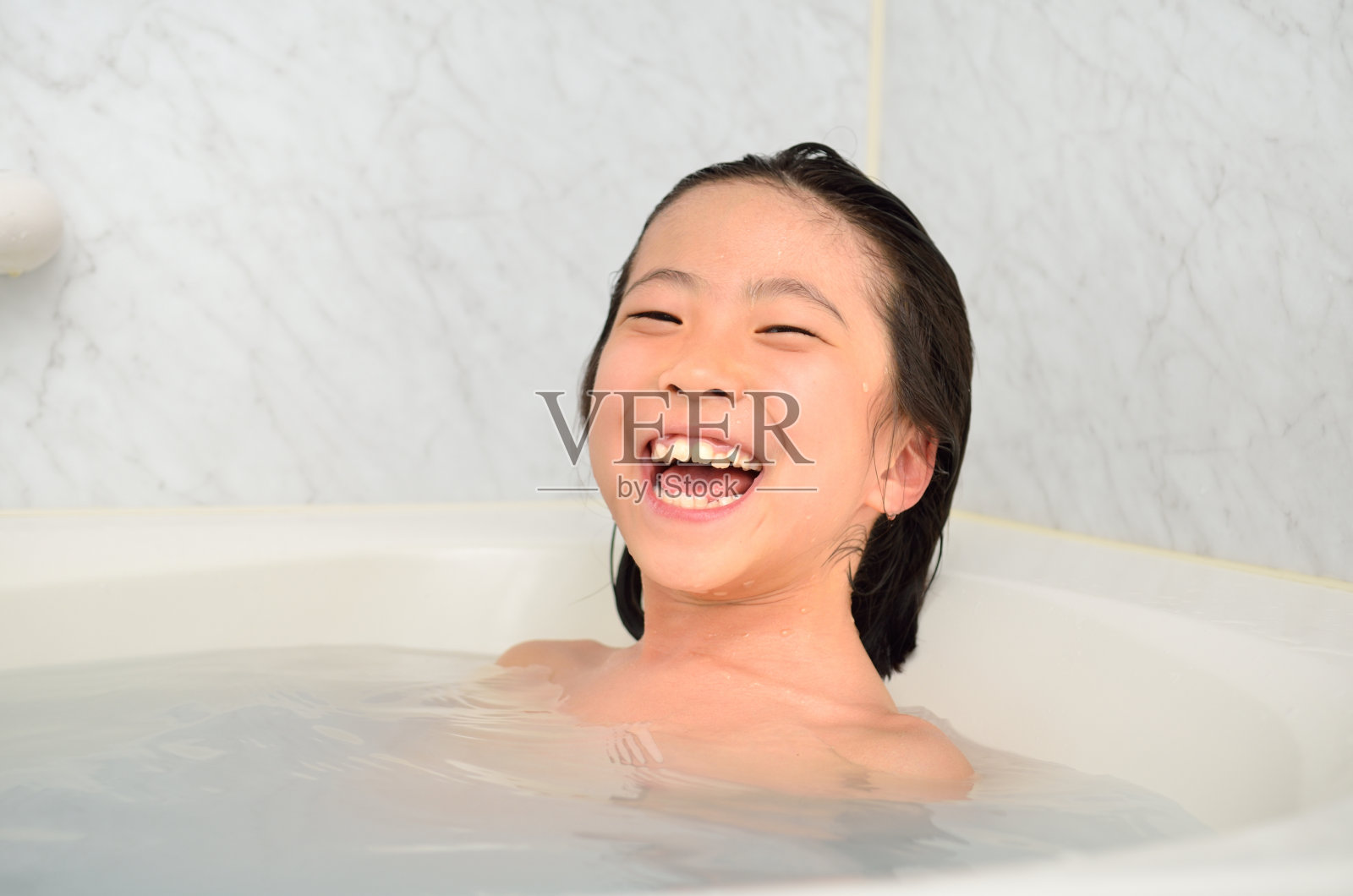 一个日本女孩正在洗澡照片摄影图片