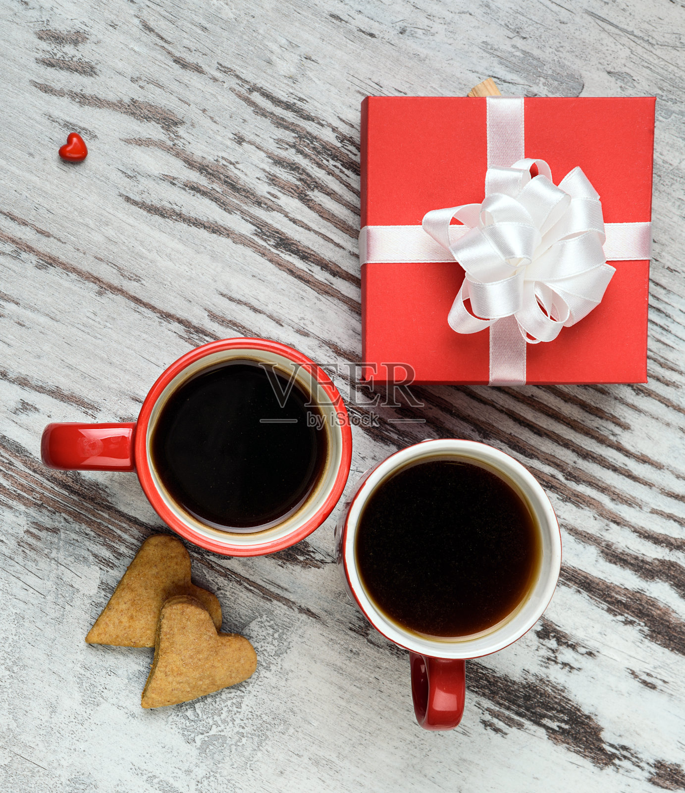 红色咖啡杯，心形饼干和礼盒。照片摄影图片