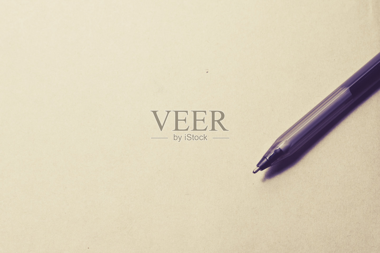 笔在纸上背景。照片摄影图片