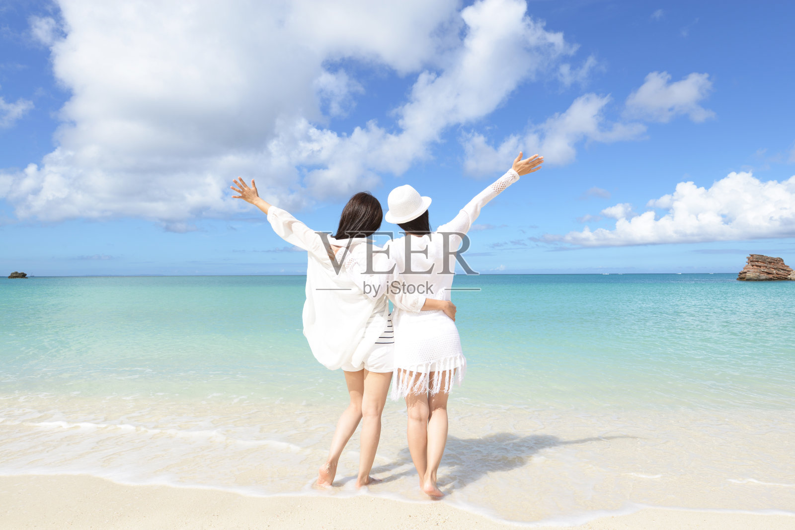 沙滩上的女人照片摄影图片