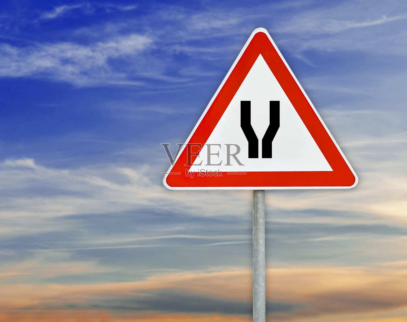 三角路牌狭窄上杆与多云的天空照片摄影图片