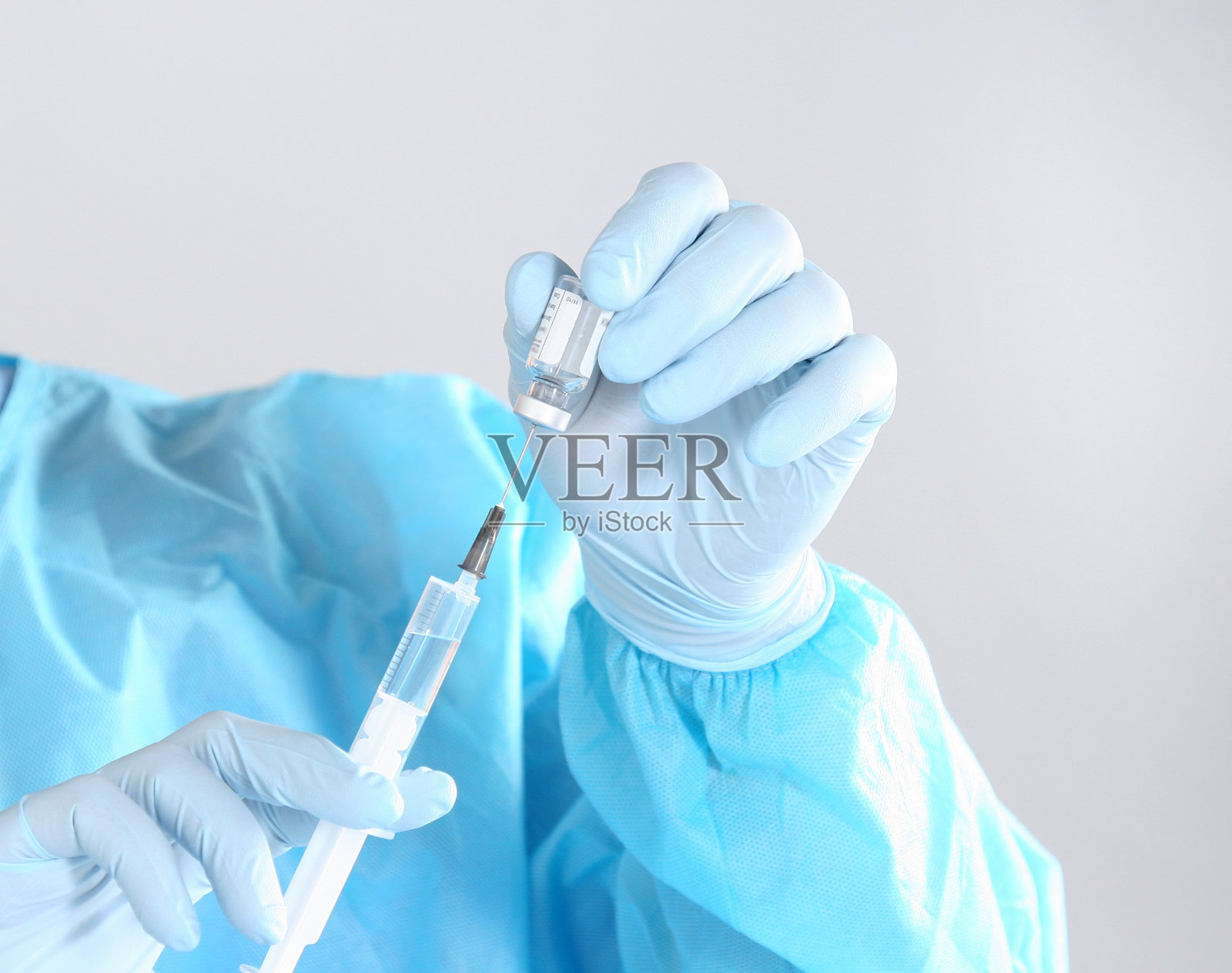 注射器，医疗注射在手，手掌或手指。医学塑料照片摄影图片