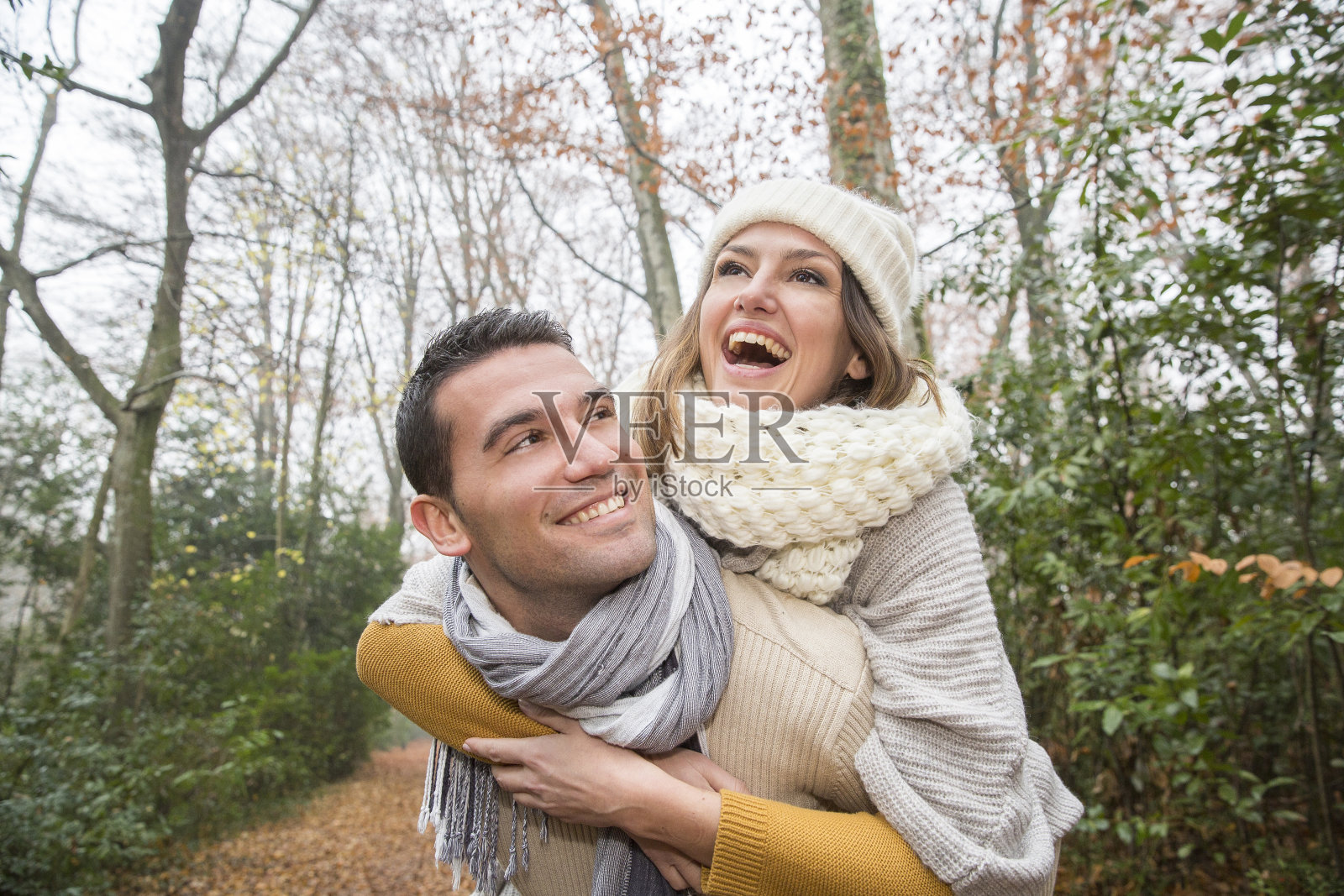 漫步冬日森林的年轻夫妇照片摄影图片