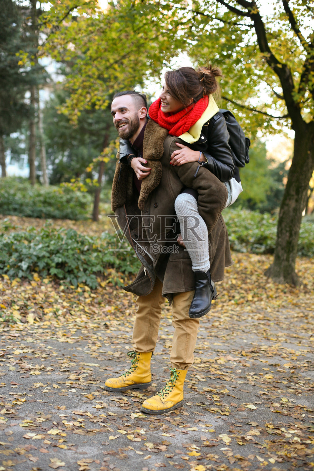 公园里的情侣。照片摄影图片