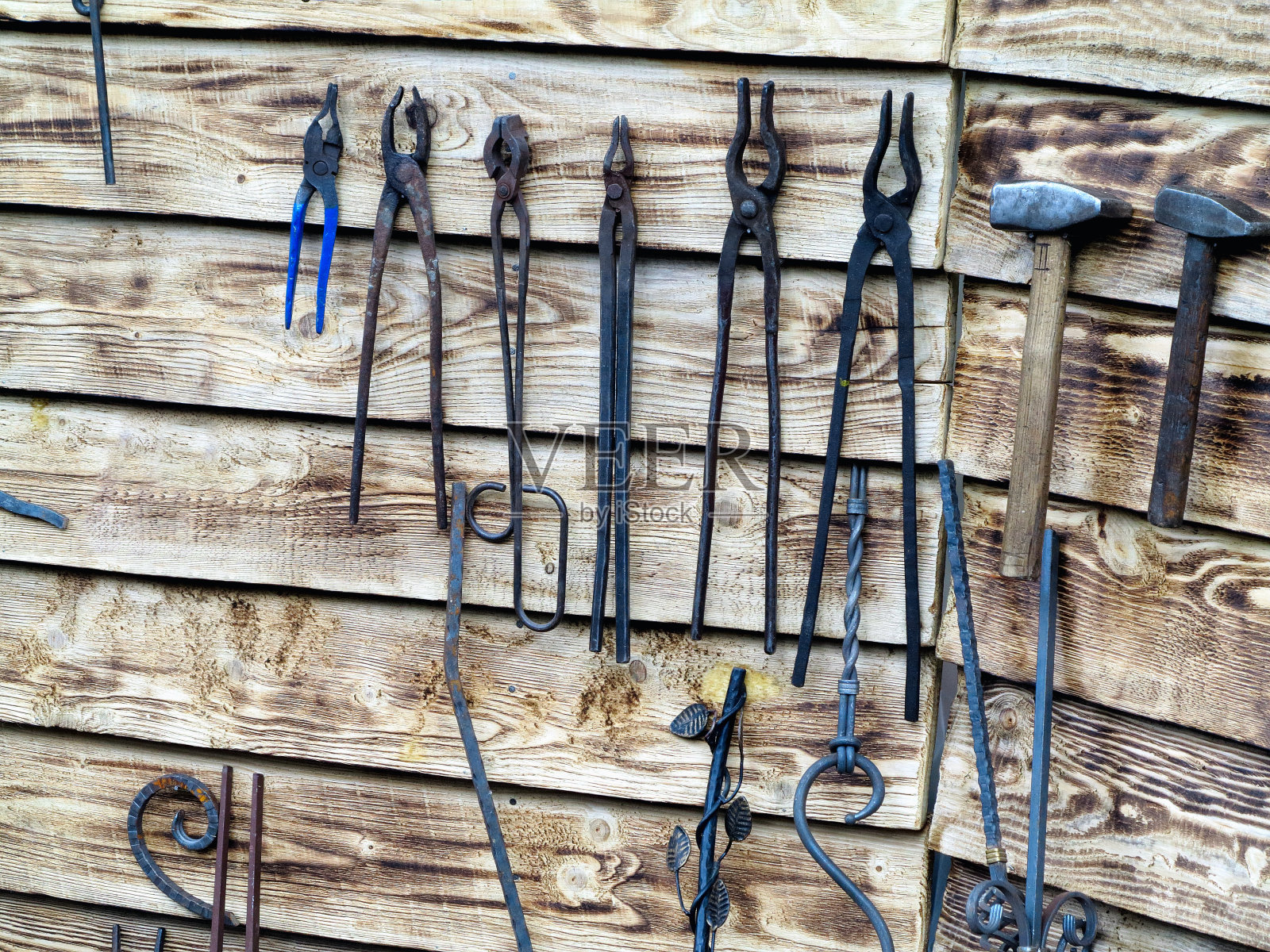 在铁匠铺收集金属工具照片摄影图片