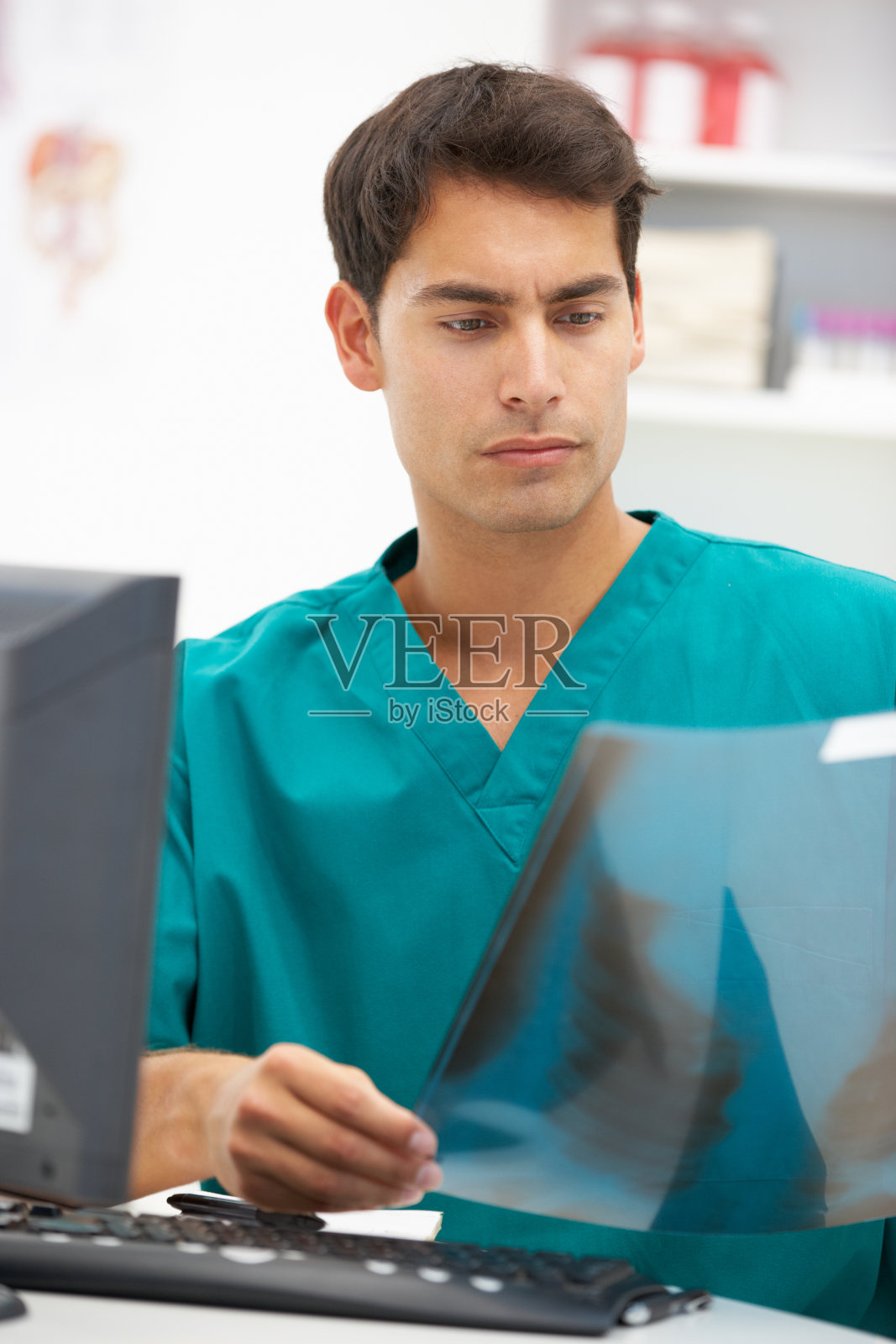 办公桌旁的年轻医院医生照片摄影图片