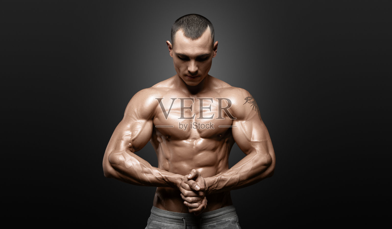 强壮的运动员健康模特躯干显示六个腹肌。照片摄影图片