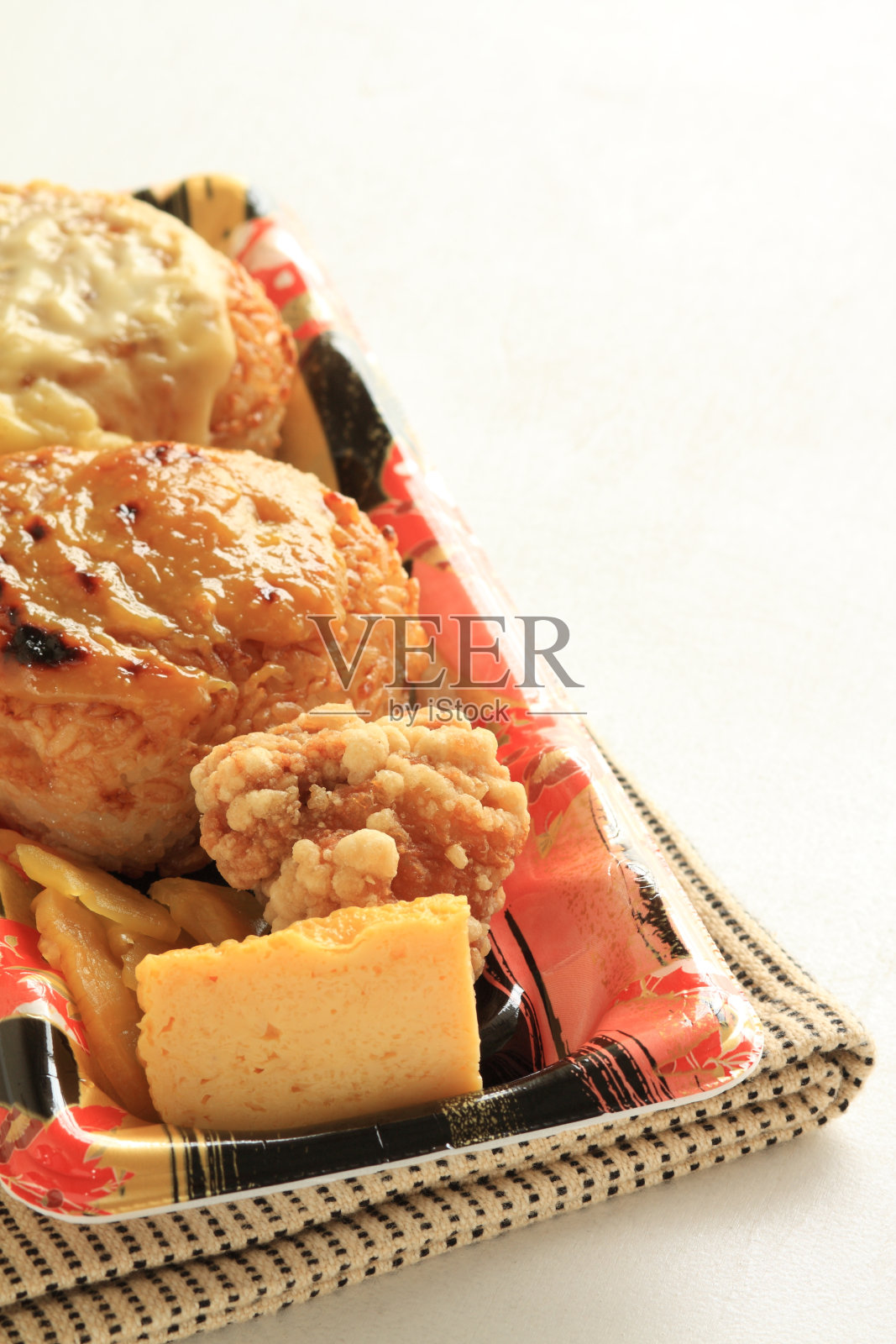 日式便当，饭团和炸鸡照片摄影图片