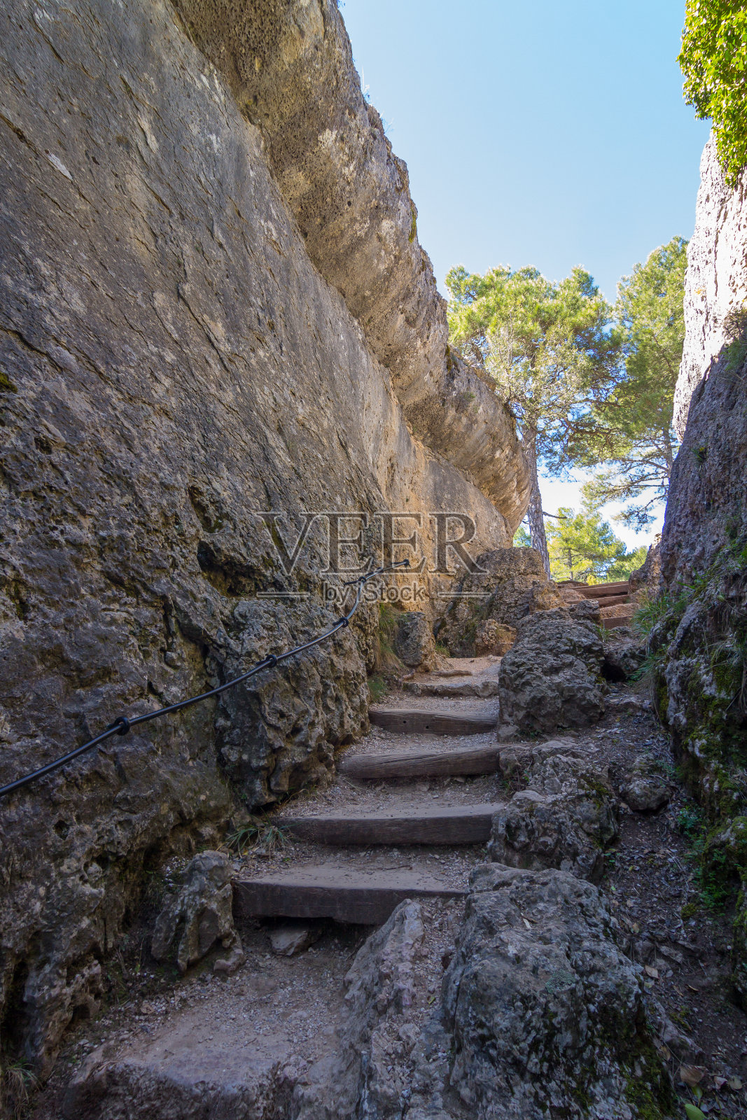 在西班牙昆卡这座迷人的城市里，岩石的形状反复无常照片摄影图片