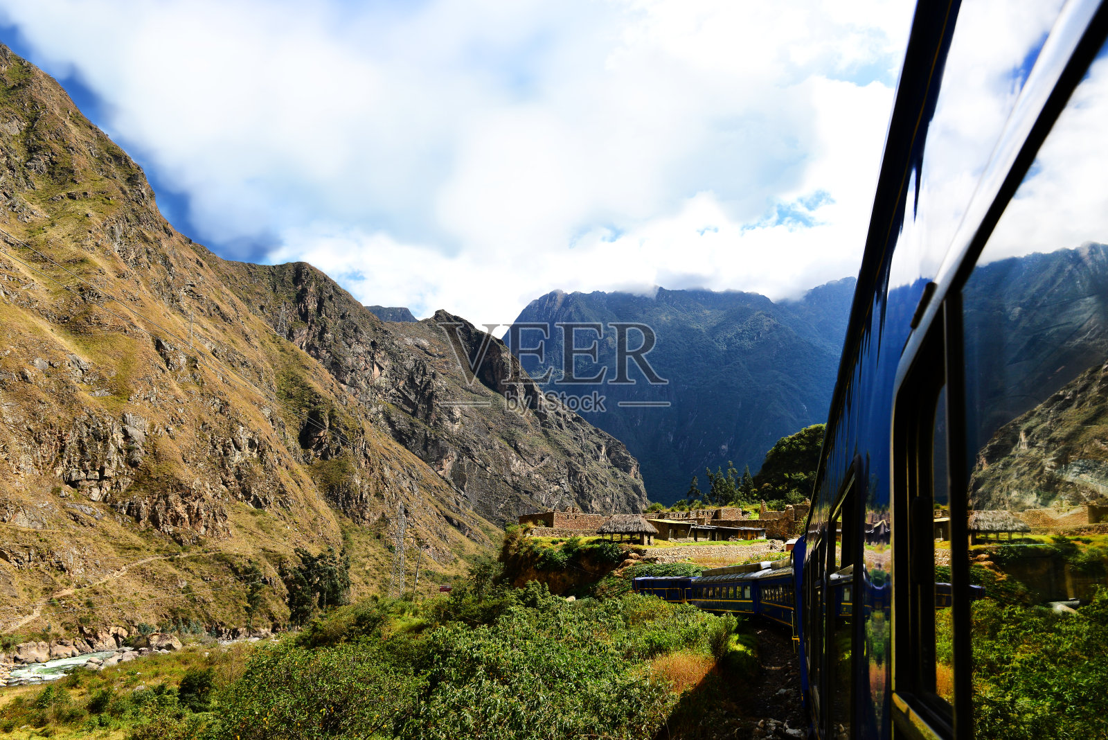 秘鲁火车和古代建筑照片摄影图片