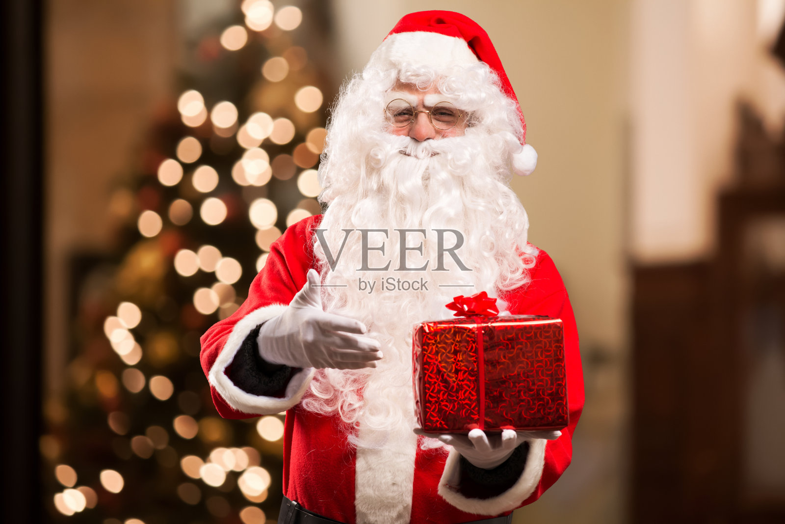 圣诞老人拿着礼物照片摄影图片