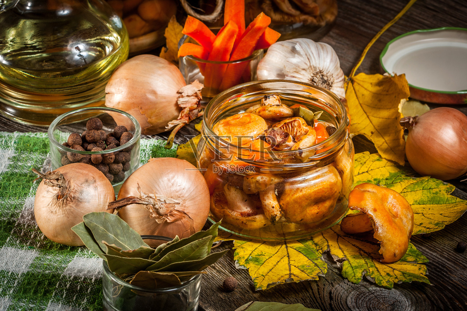 腌制蘑菇。照片摄影图片