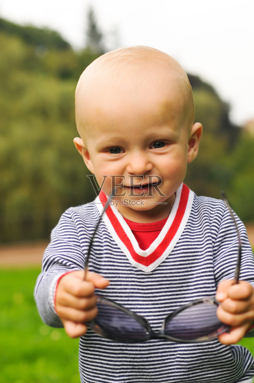 男孩戴太阳镜照片摄影图片
