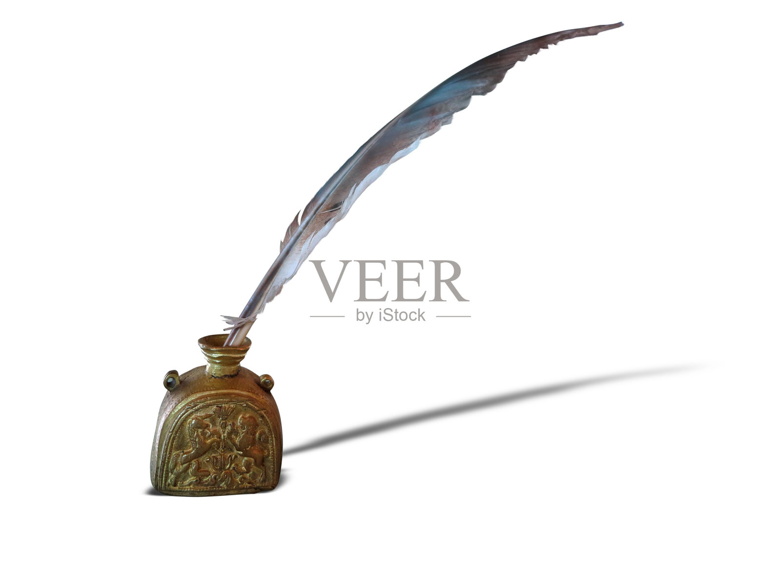 古色古香的羽毛笔和古铜色的墨井隔绝在一起照片摄影图片