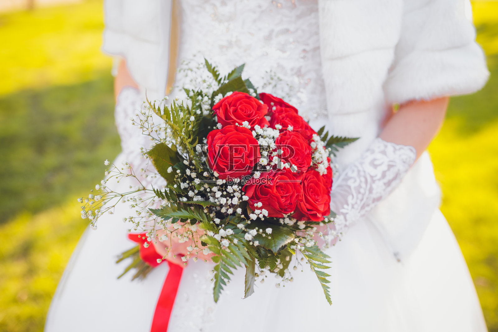 新娘手中捧着婚礼花束照片摄影图片