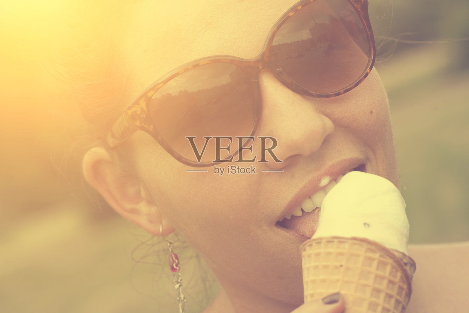 女人吃冰淇淋的经典照片照片摄影图片