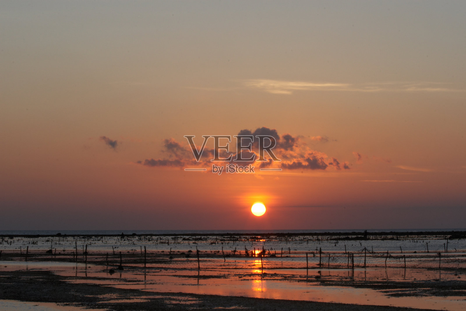 海面上的日落。照片摄影图片