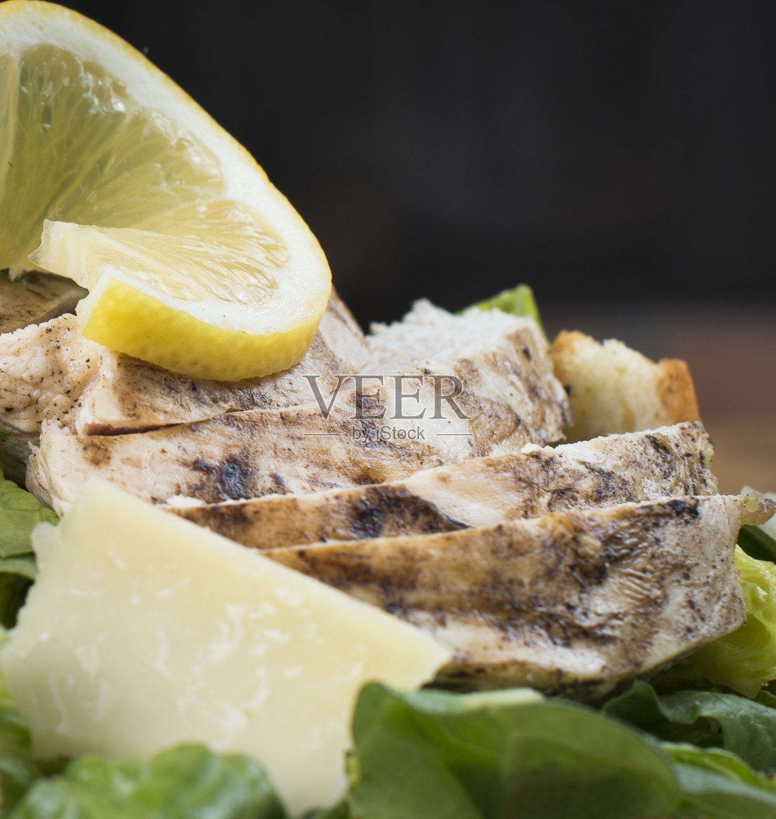 鸡肉凯撒沙拉的特写照片摄影图片