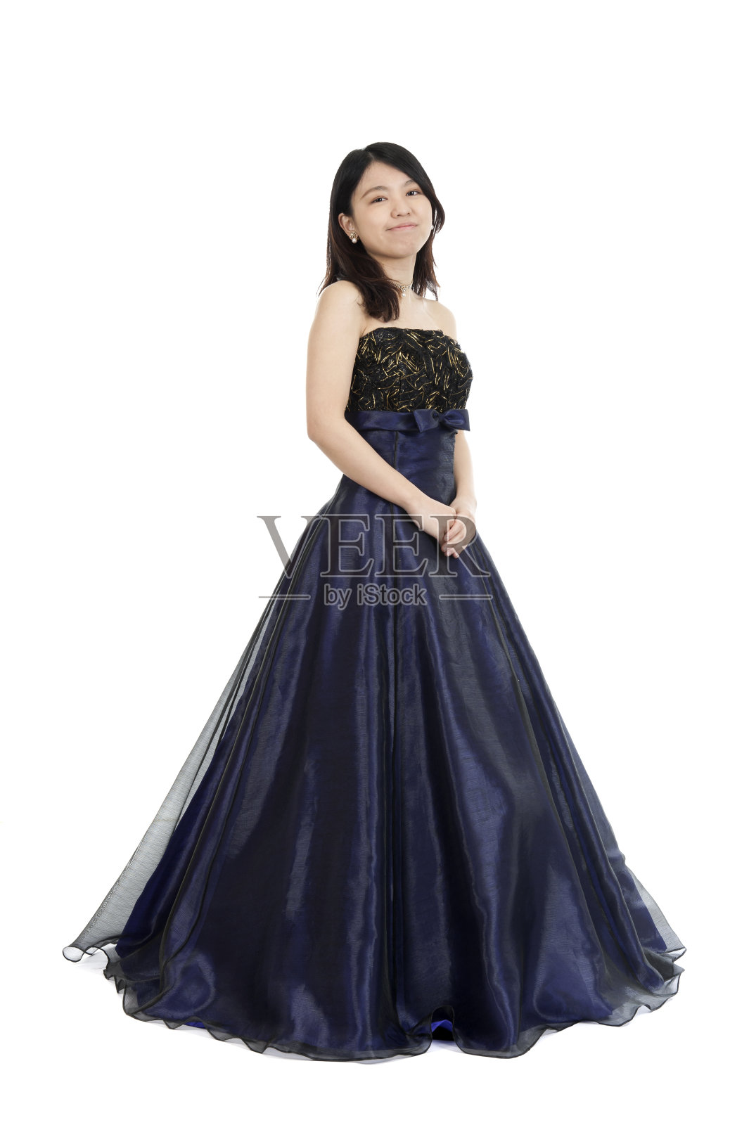 年轻的亚洲妇女穿着晚礼服，孤立在白色照片摄影图片