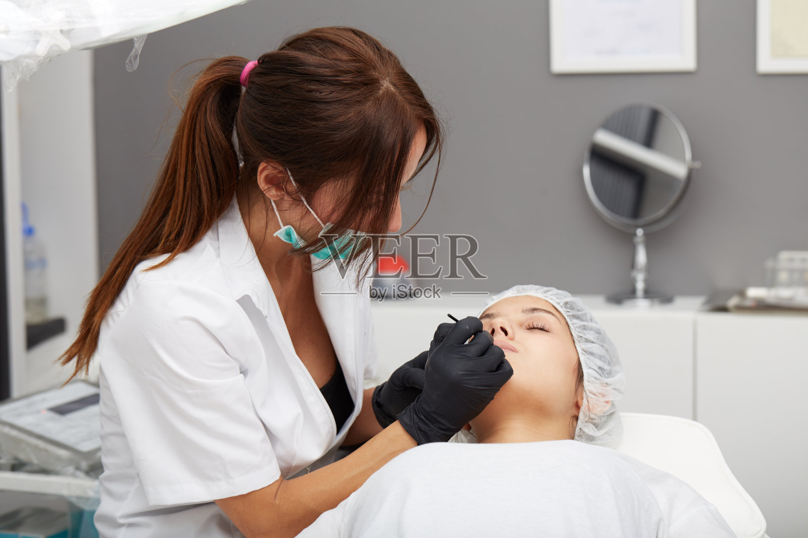 专业纹身师的嘴唇化妆照片摄影图片