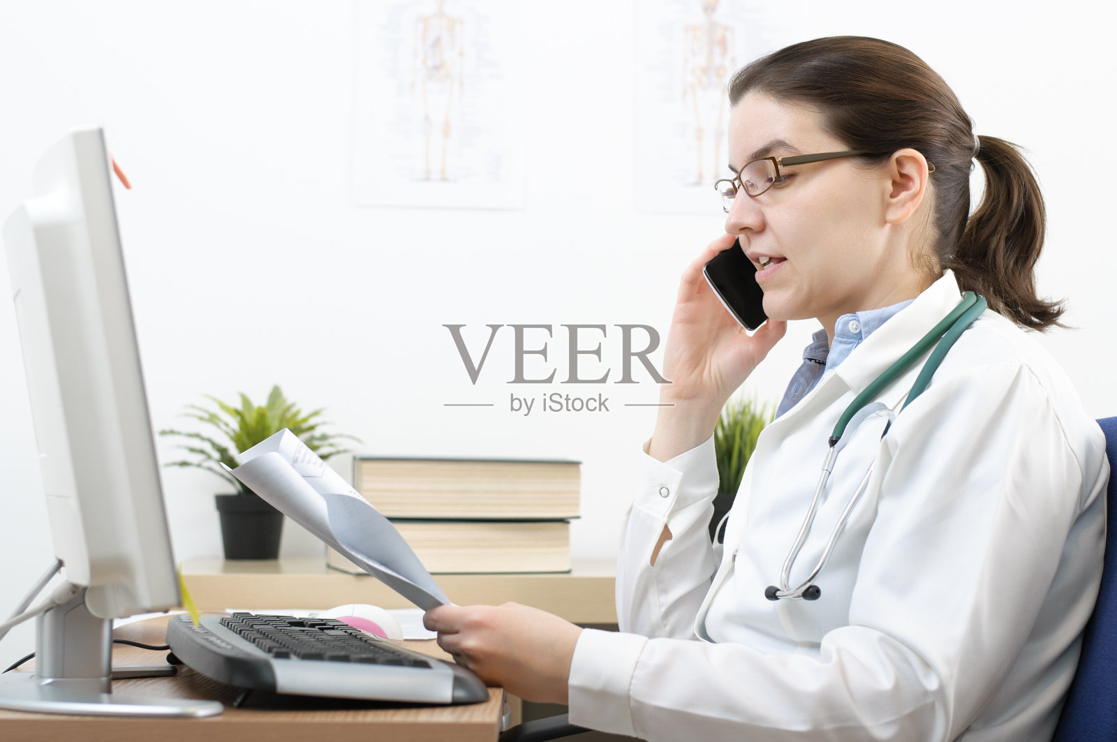 使用智能手机的医生肖像照片摄影图片