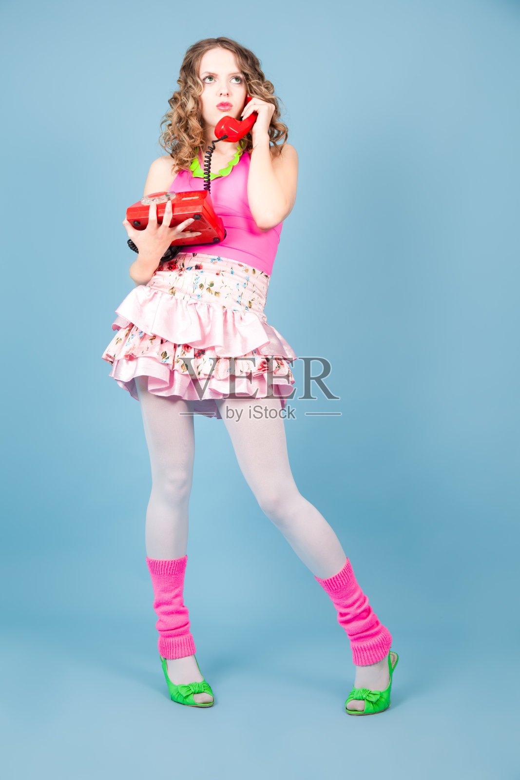 有电话的女郎照片摄影图片