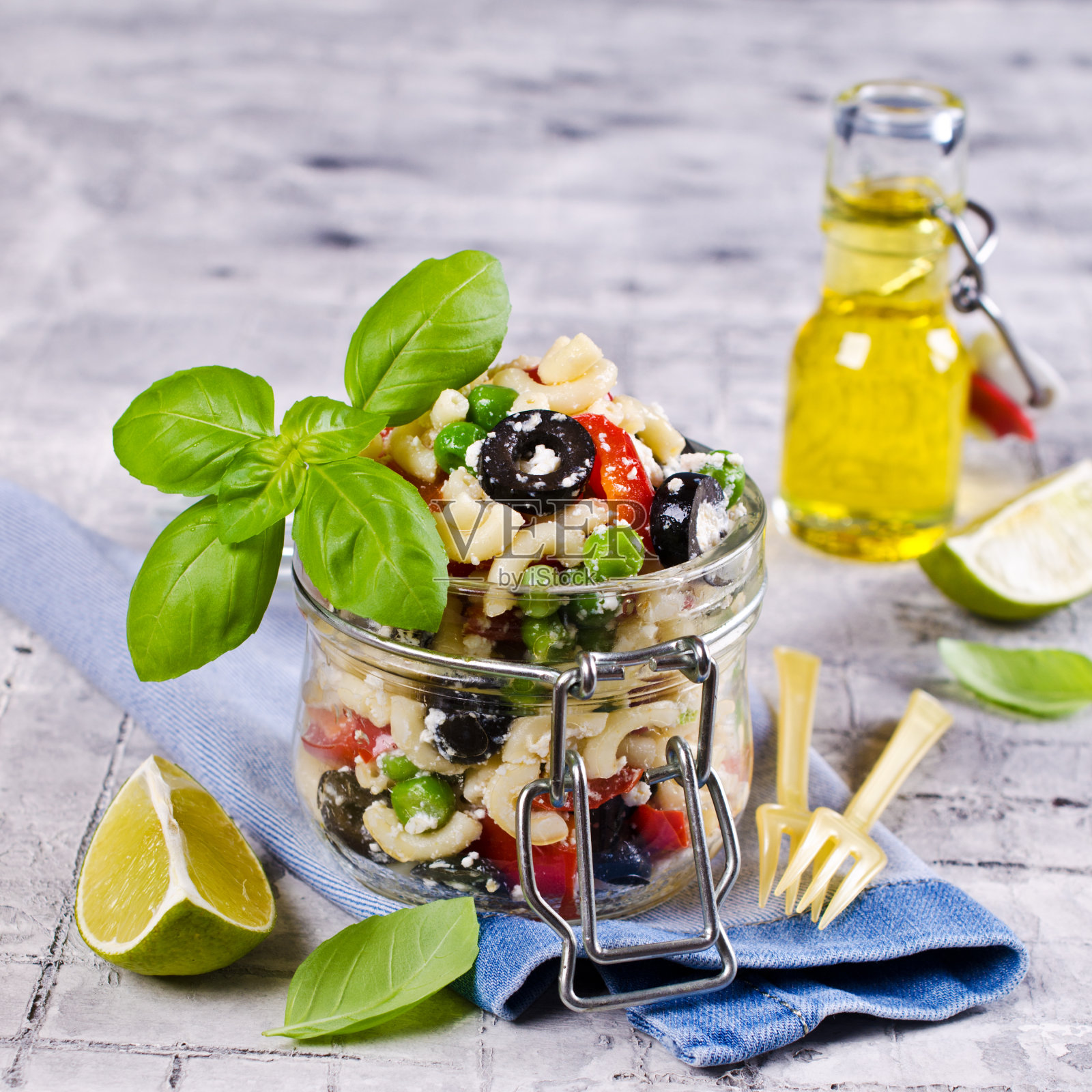 沙拉和意大利面照片摄影图片