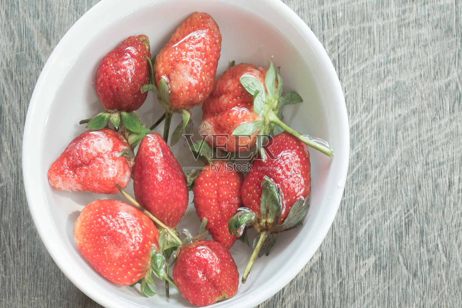 草莓在碗里照片摄影图片