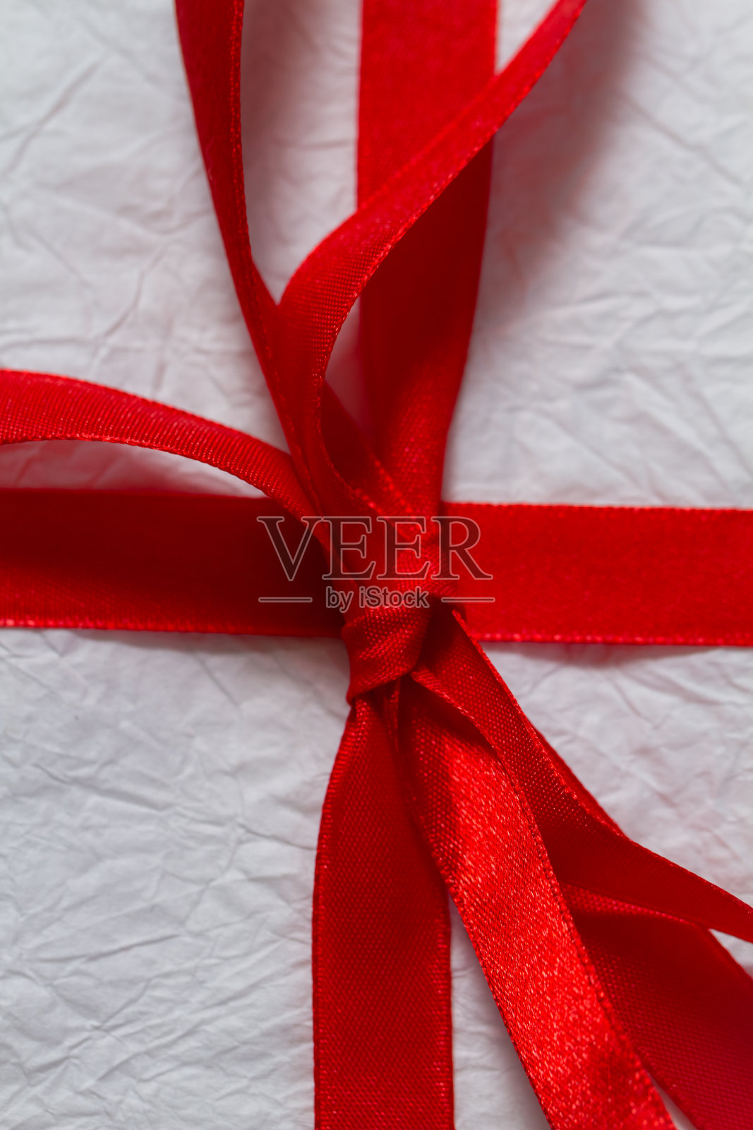 圣诞礼物上的红丝带照片摄影图片