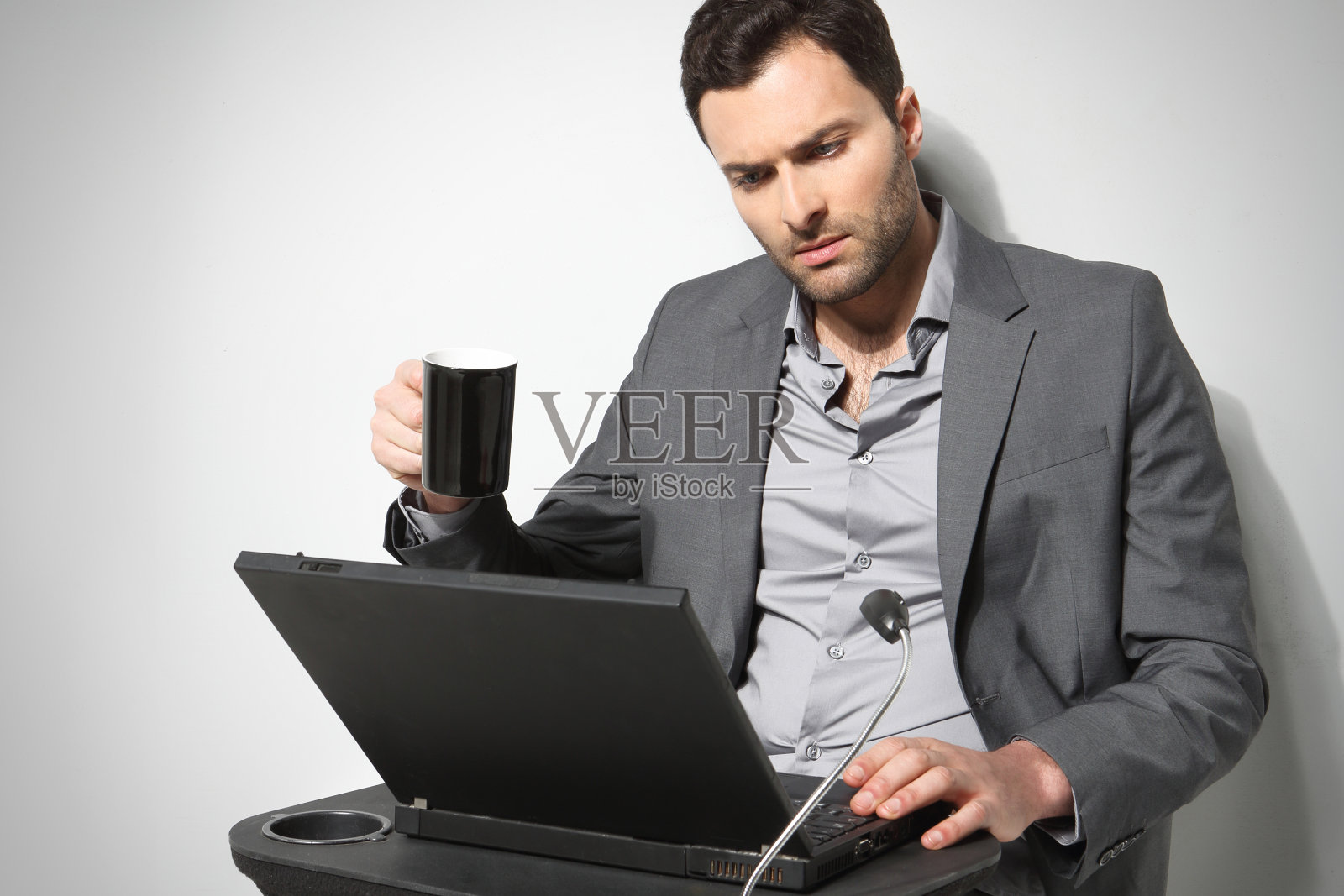 年轻人工作。照片摄影图片