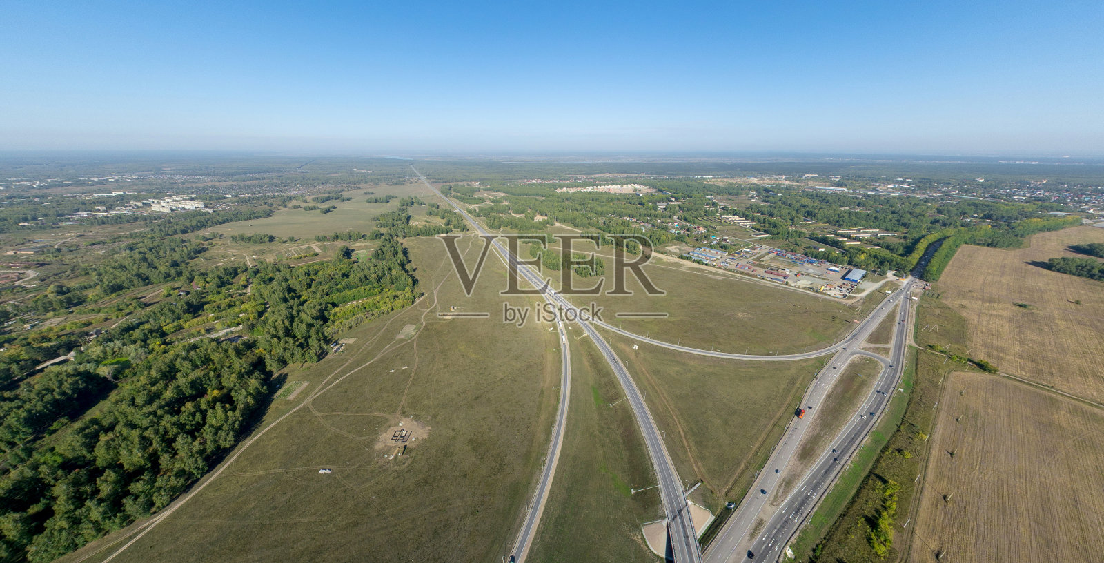 空中城市景观与十字路口的建筑和公园照片摄影图片