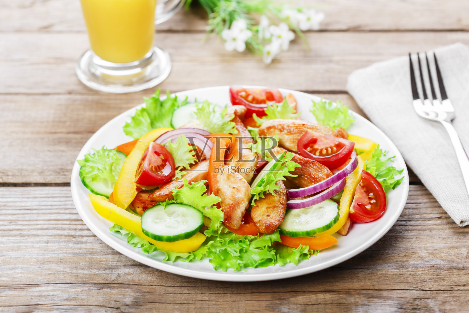 配烤鸡柳、蕃茄、青椒和黄瓜的沙拉照片摄影图片