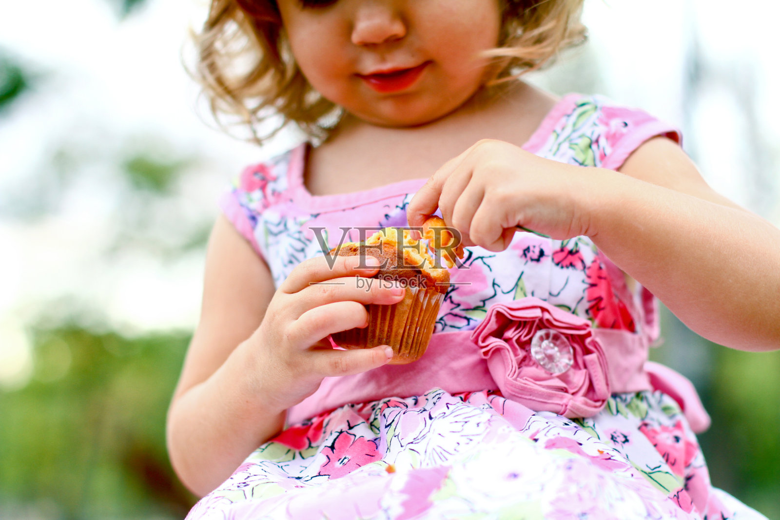 吃蛋糕的白人小女孩照片摄影图片