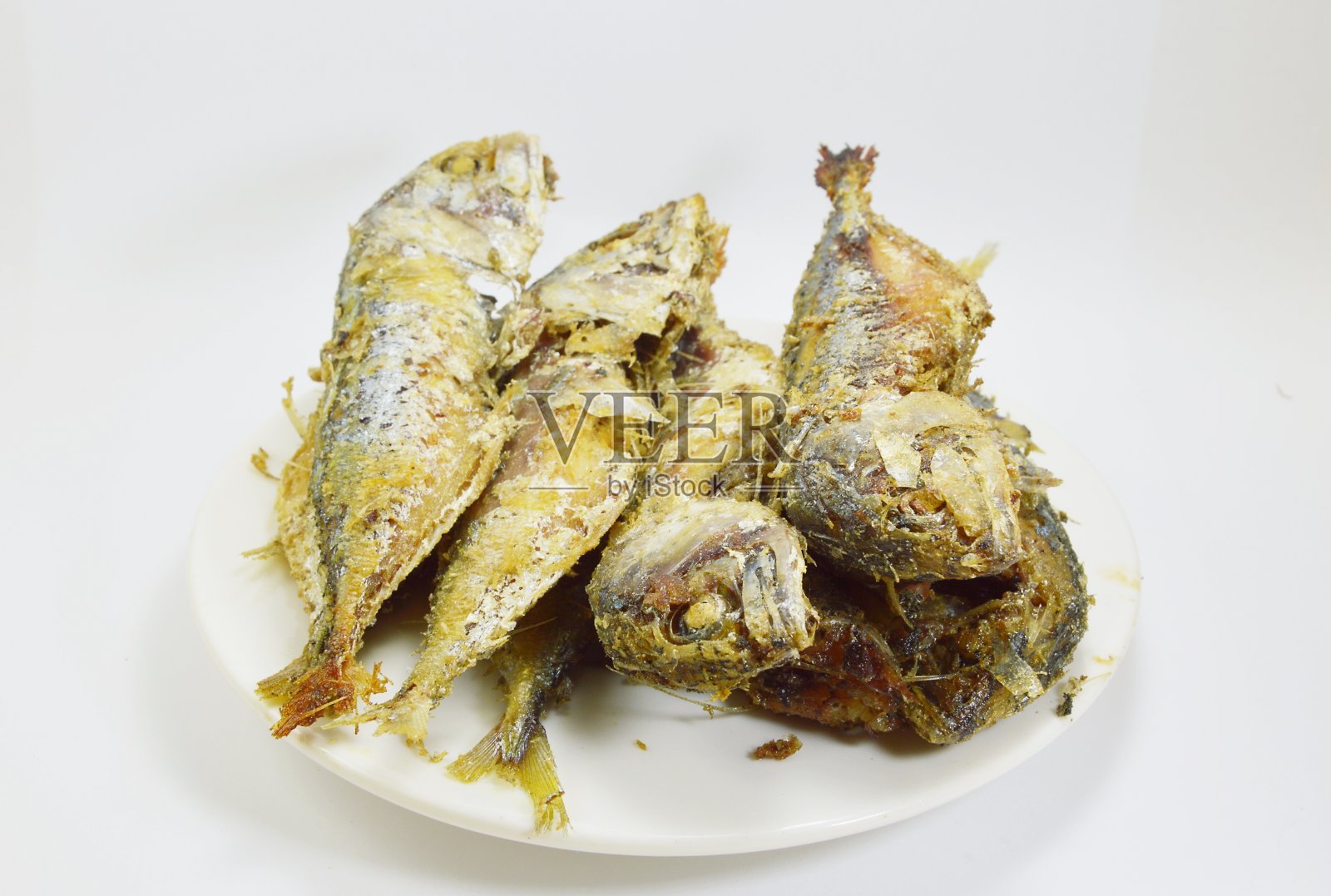 炒鲭鱼在盘子里照片摄影图片