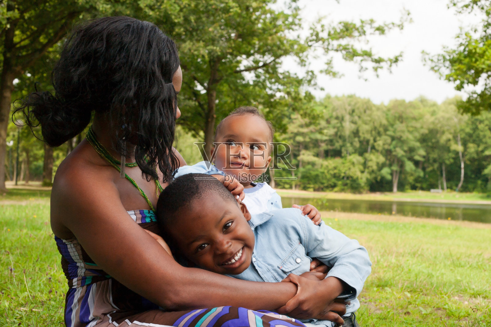 非洲母亲和她的孩子照片摄影图片
