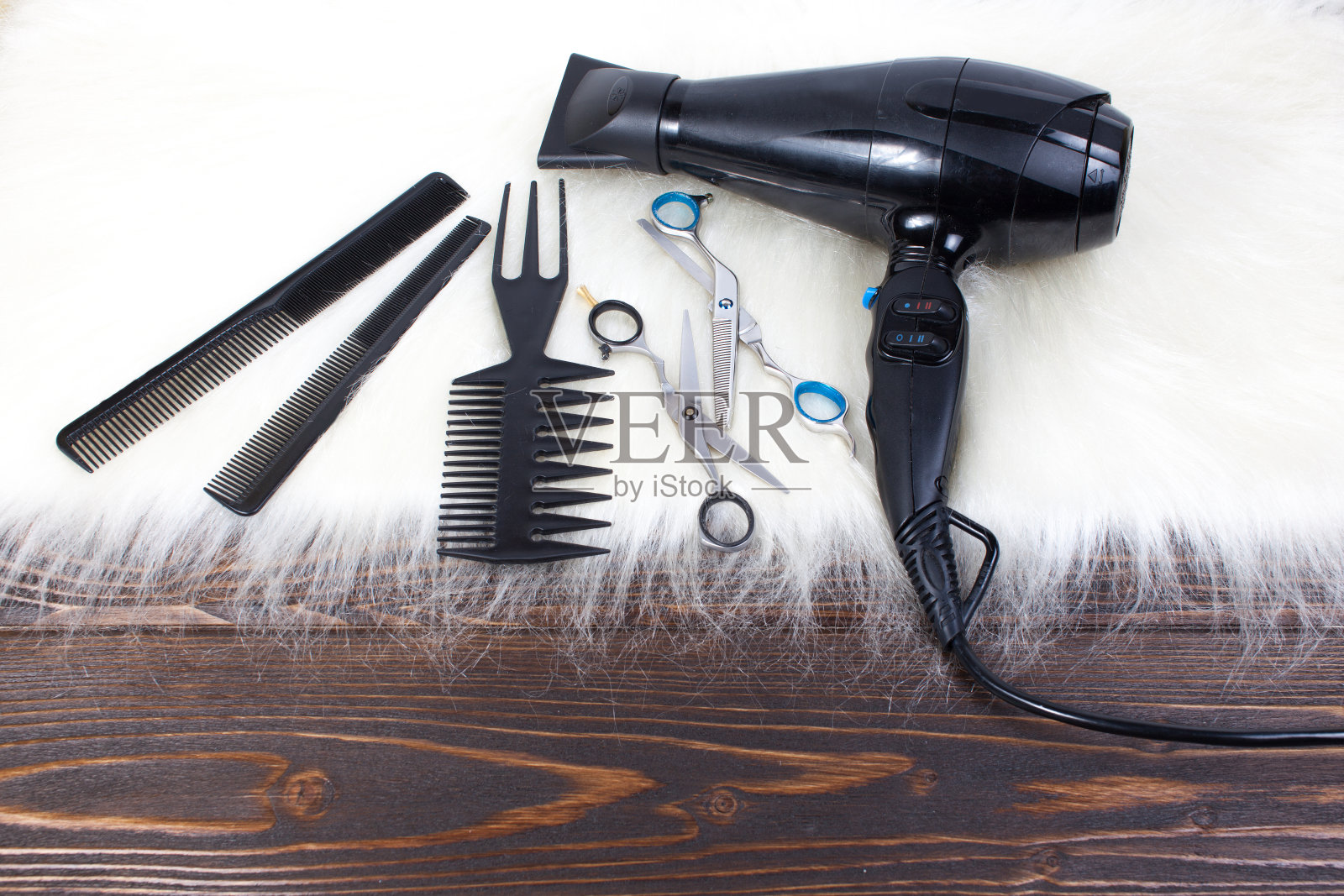 理发工具在木制背景与复制空间照片摄影图片