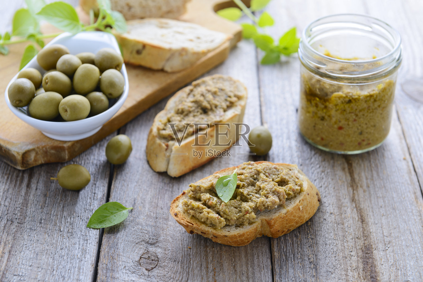 两个带绿橄榄头的三明治照片摄影图片