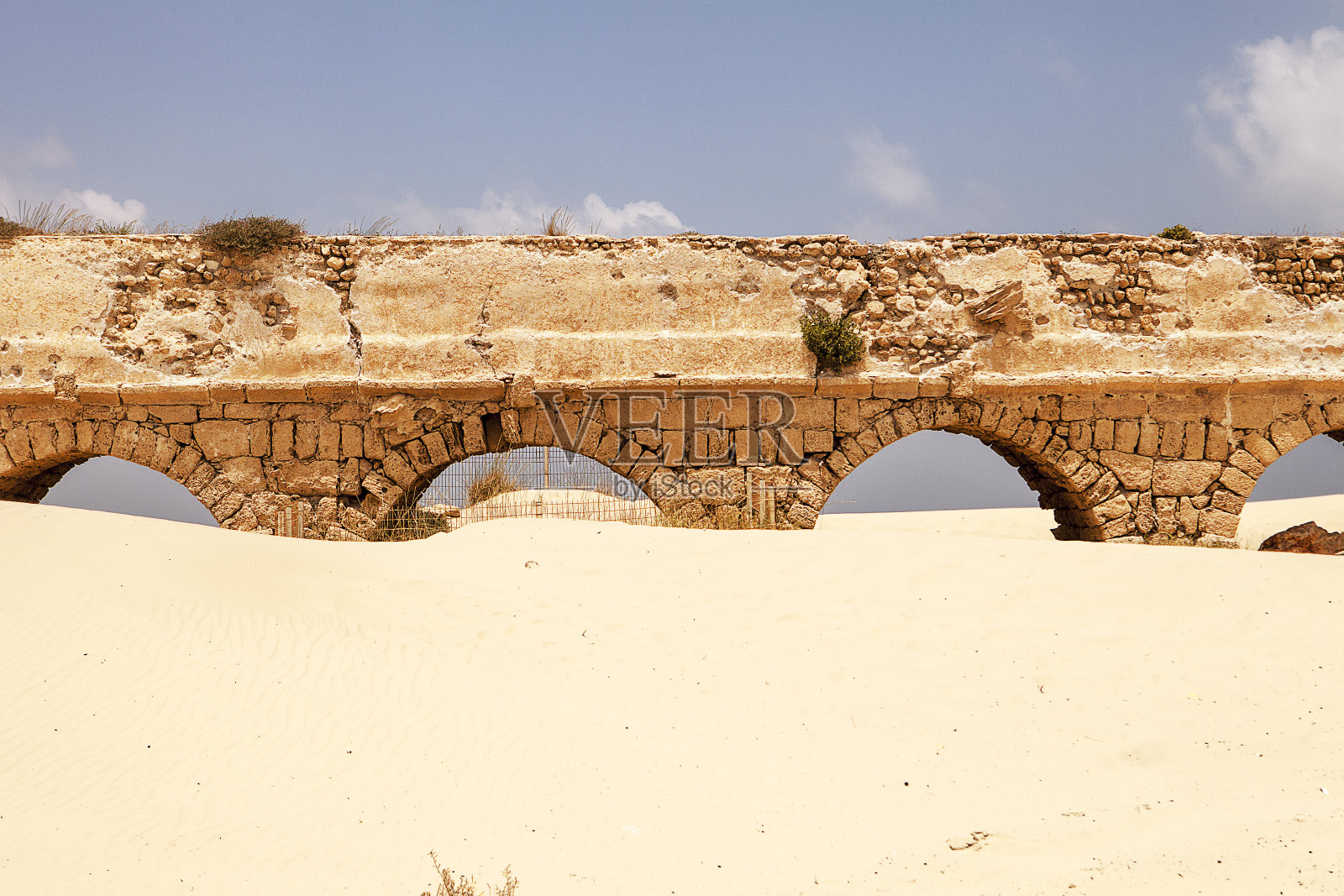 凯撒利亚古罗马输水道照片摄影图片