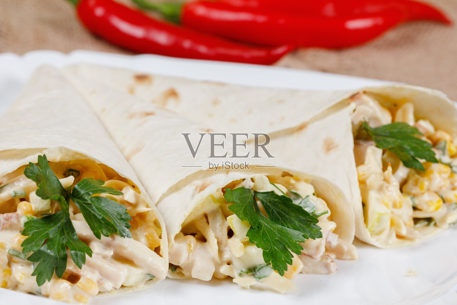 卷饼在盘子里照片摄影图片