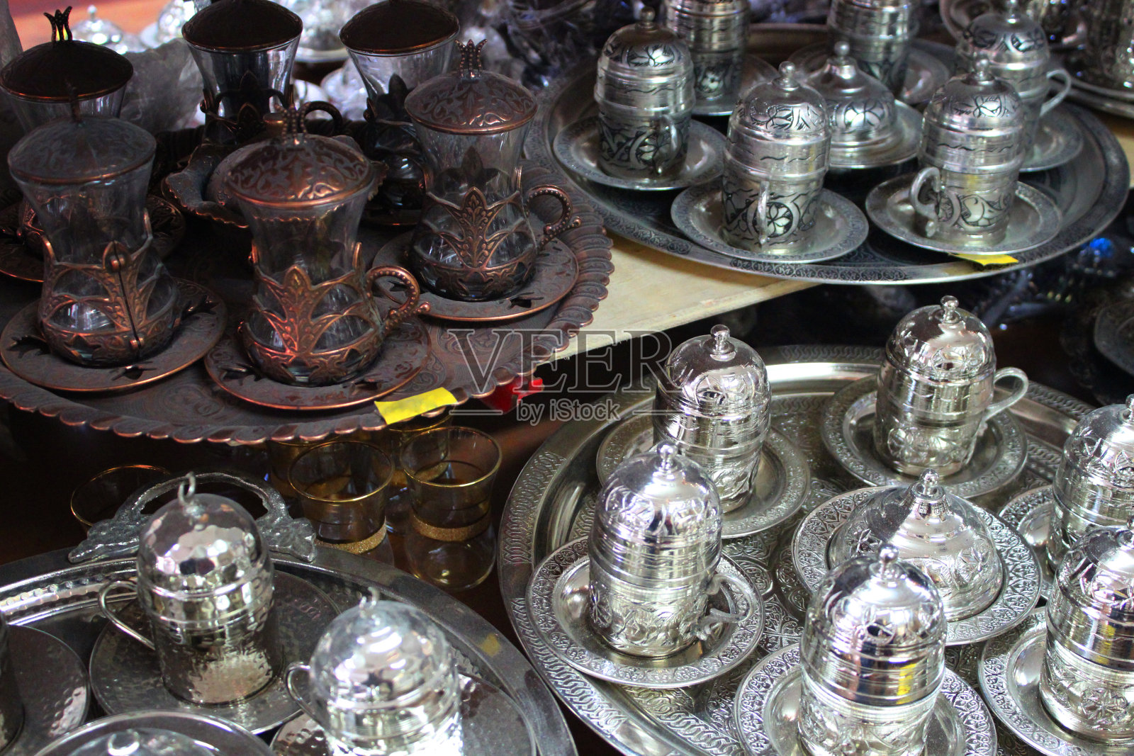 传统的土耳其咖啡，正宗的铜咖啡套照片摄影图片