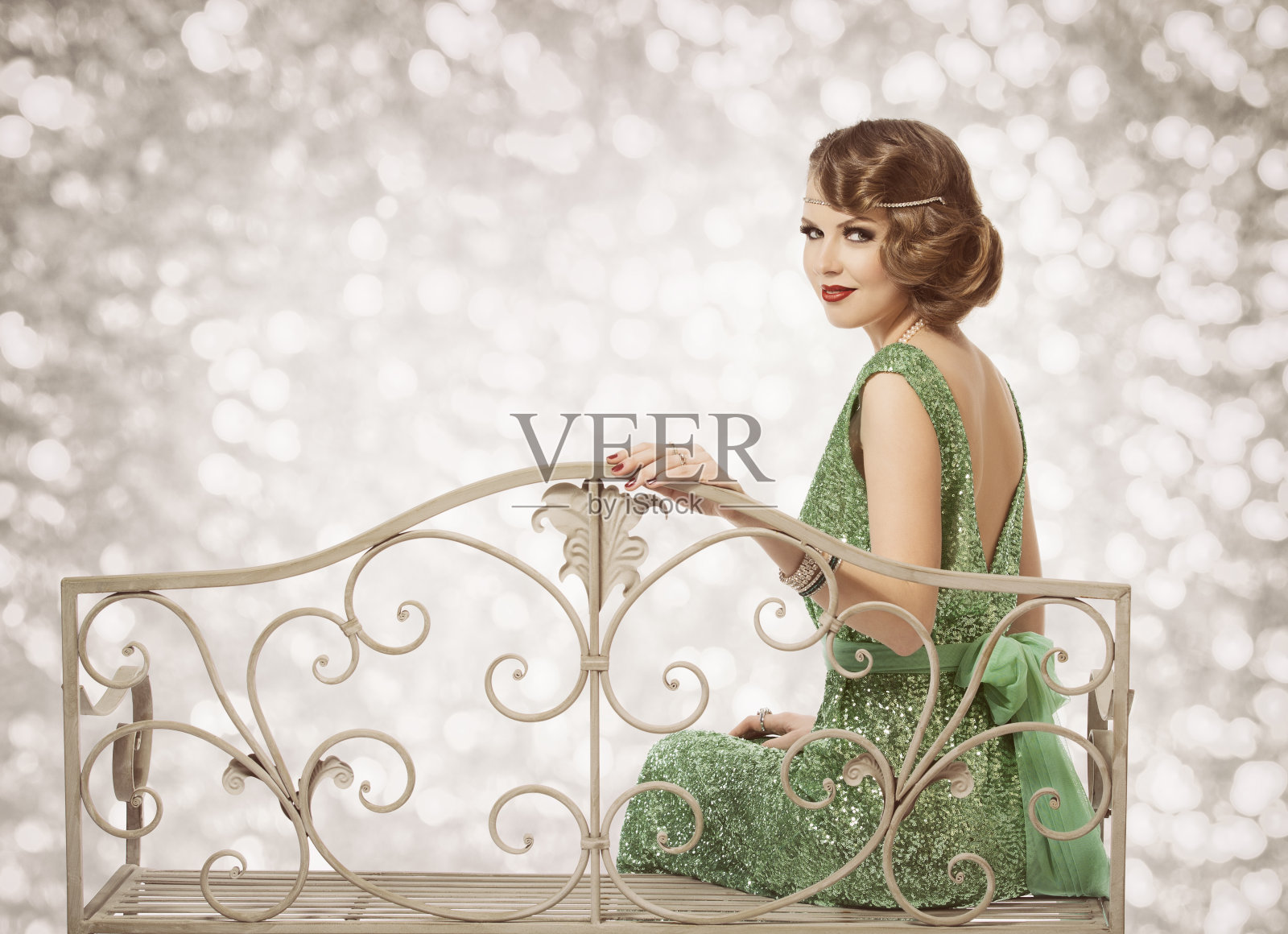 复古的女人美丽肖像，美丽的女士与时尚的波浪发型照片摄影图片