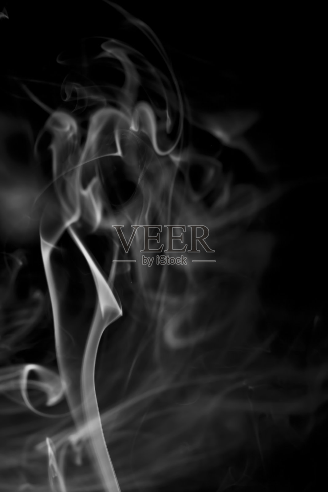 黑色背景上的白烟。照片摄影图片